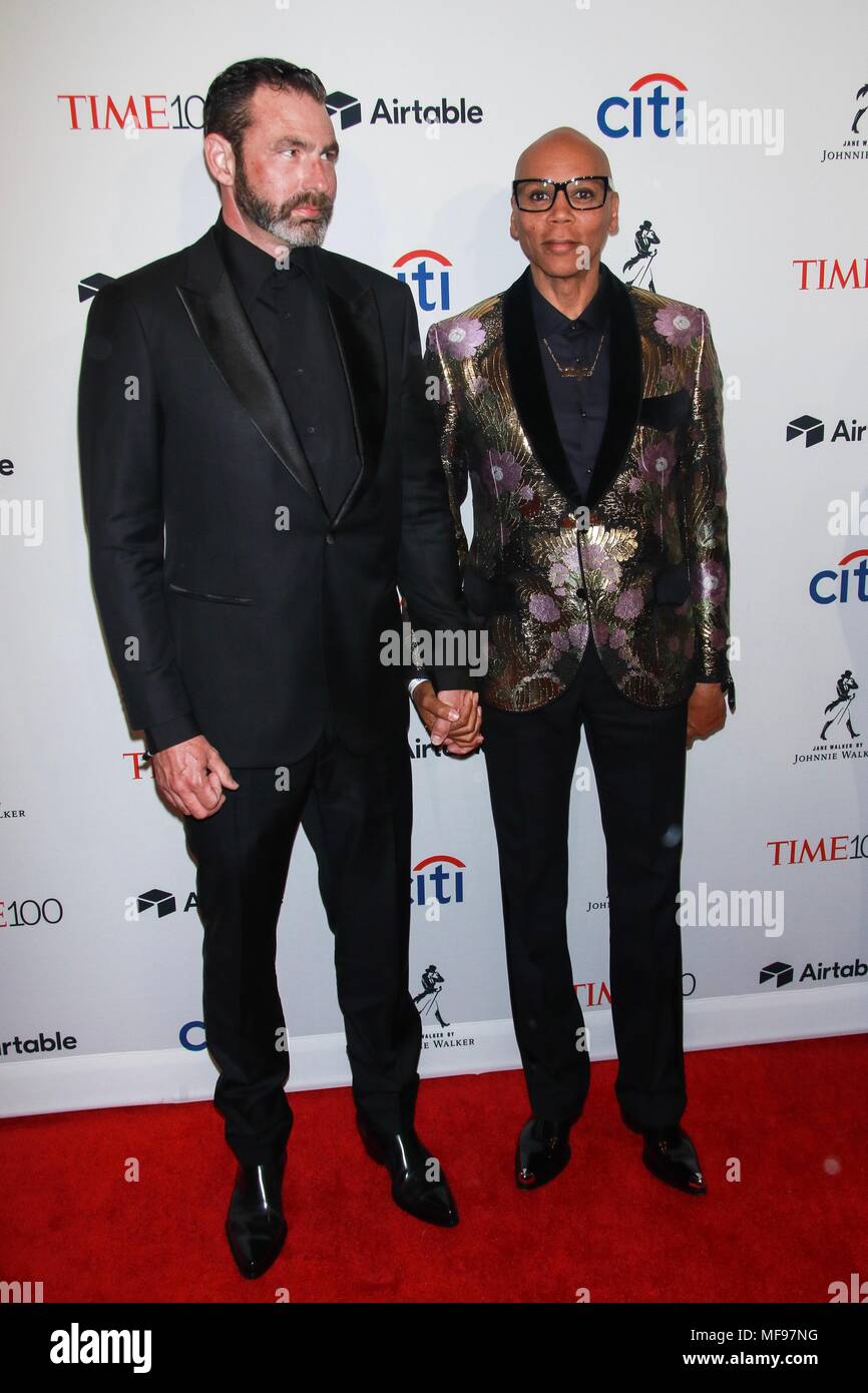 New York, NY, USA. 24 Apr, 2018. Georges LeBar und RuPaul an die 2018 mal 100 Gala feiern Ihren 100 einflussreichsten Menschen der Welt im Frederick S. Rose Hall im Lincoln Center in New York City am 24. April 2018. Credit: Diego Corredor/Medien Punch/Alamy leben Nachrichten Stockfoto