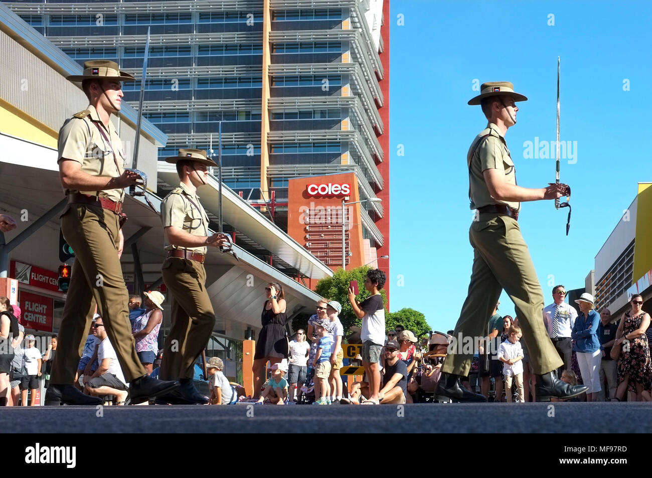 Darwin, Northern Territory, Australien. 25. April 2018. Australische Militär an die Parade für Anzac Day 2018 in Darwin, Northern Territory, Australien - die Anzac Day ist ein Nationaler Tag des Gedenkens in Australien und Neuseeland, die alle Australier und Neuseeländer, der serviert und starb in alle Kriege, Konflikte gedenkt, und friedenserhaltende Maßnahmen und den Beitrag und die Leiden aller jener, die gedient haben. Credit: Regis Martin/Alamy leben Nachrichten Stockfoto