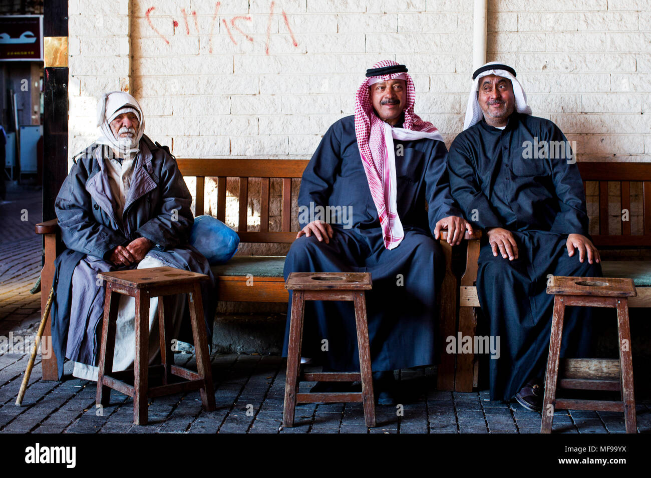Kuwaitischen Männer treffen und in Souq Mubarakiya, Kuwait entspannen Stockfoto
