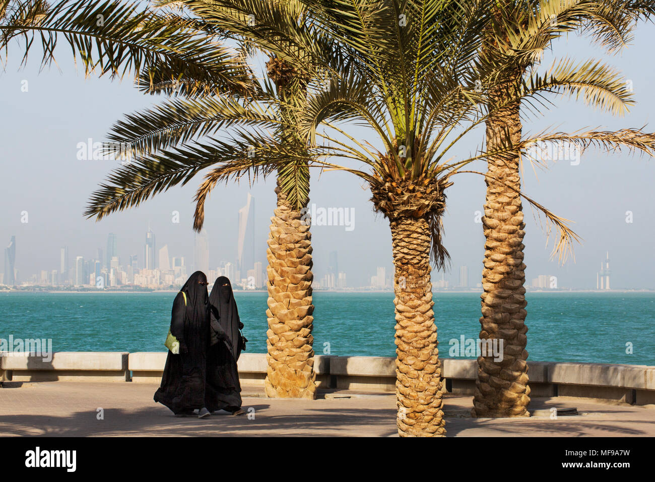 Die kuwaitischen Frauen wandern entlang der Corniche in Salmiya, Kuwait Stockfoto