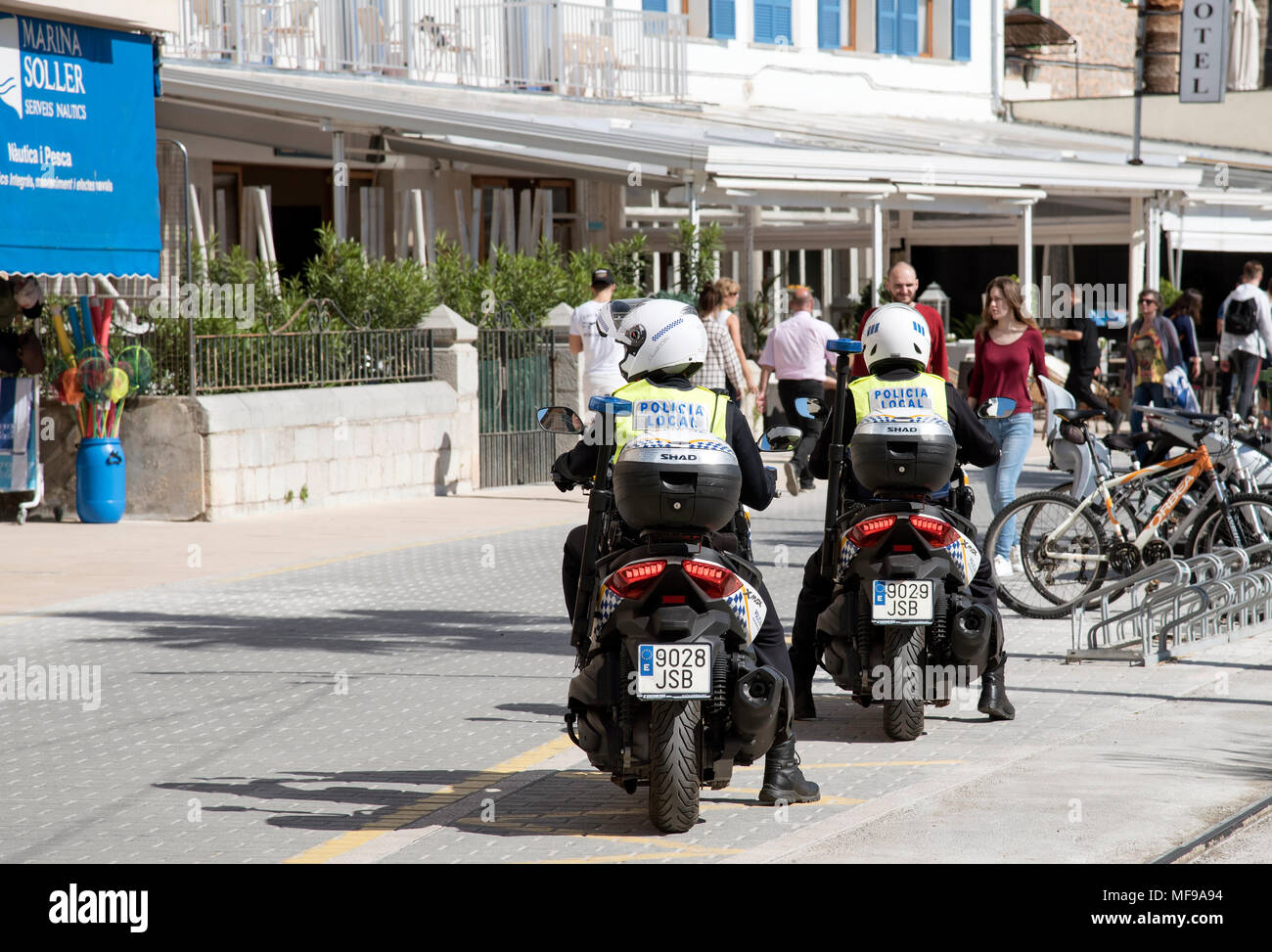 Port de Soller, Mallorca, Spanien, 2018. Lokale Polizisten mit Roller in der Innenstadt Stockfoto