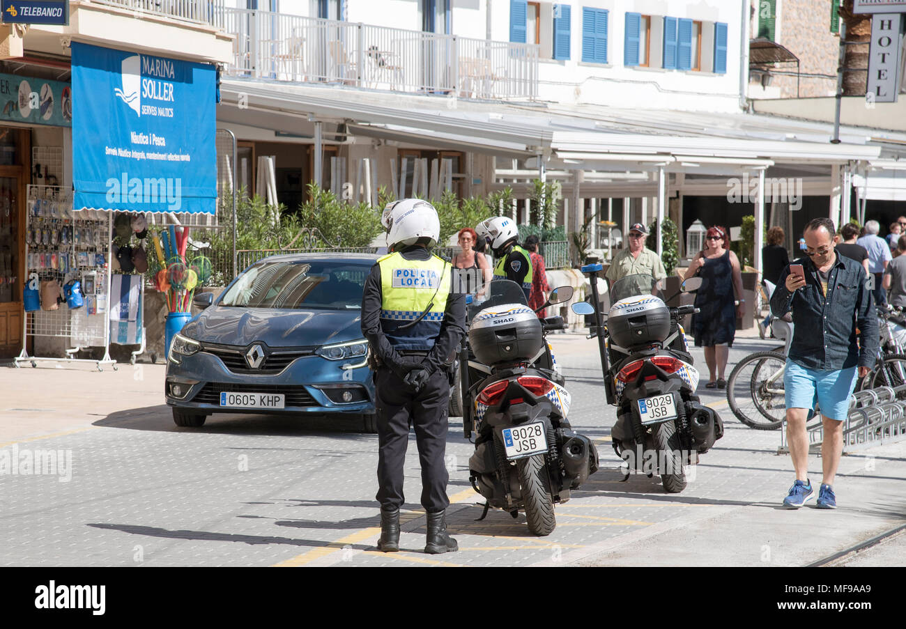 Port de Soller, Mallorca, Spanien, 2018. Lokale Polizisten mit Roller in der Innenstadt Stockfoto