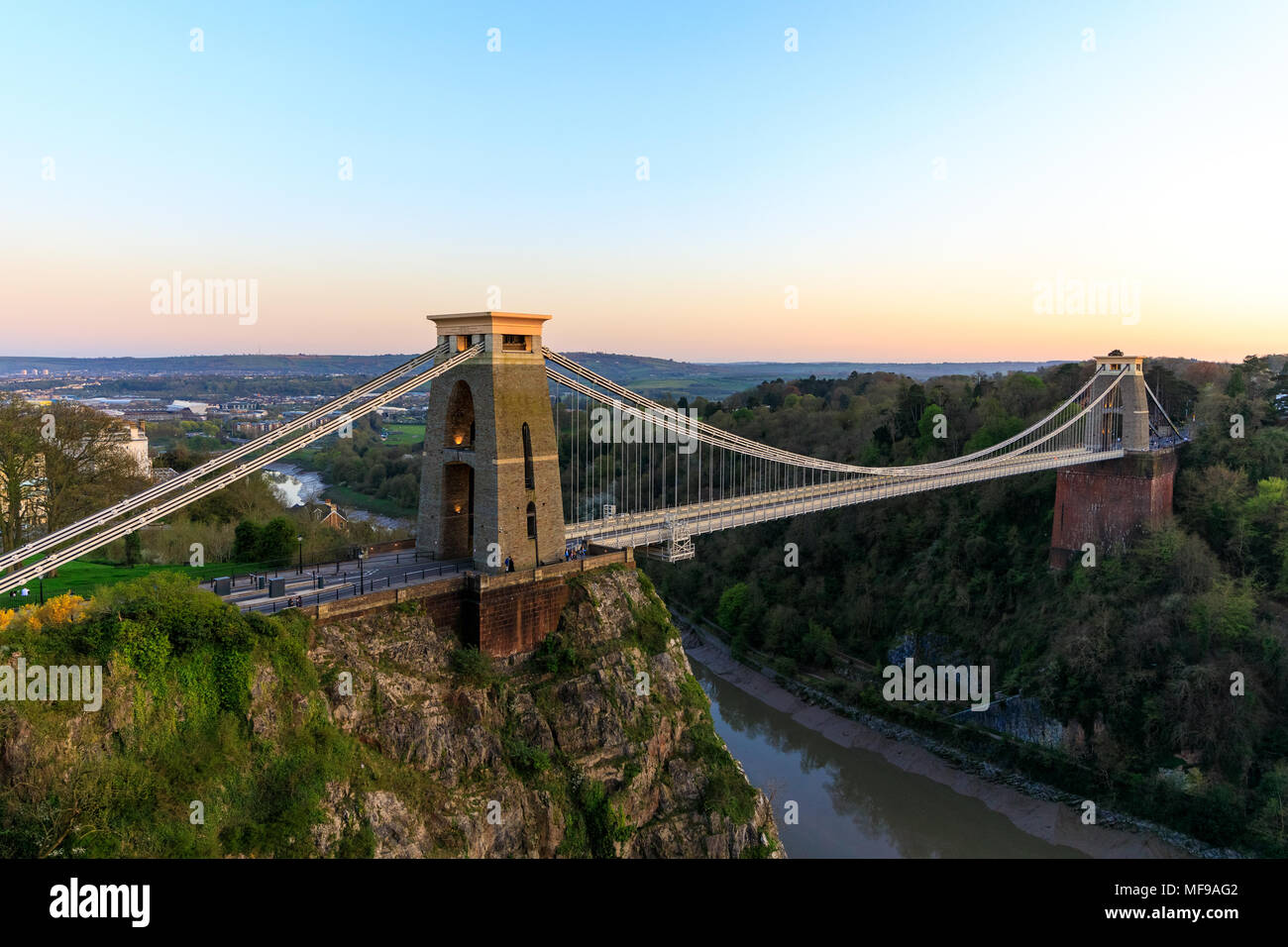 Blick über Bristol, wie die Sonne auf Isambard Kingdom Brunels Hängebrücke in Clifton, Bristol (Großbritannien) Stockfoto