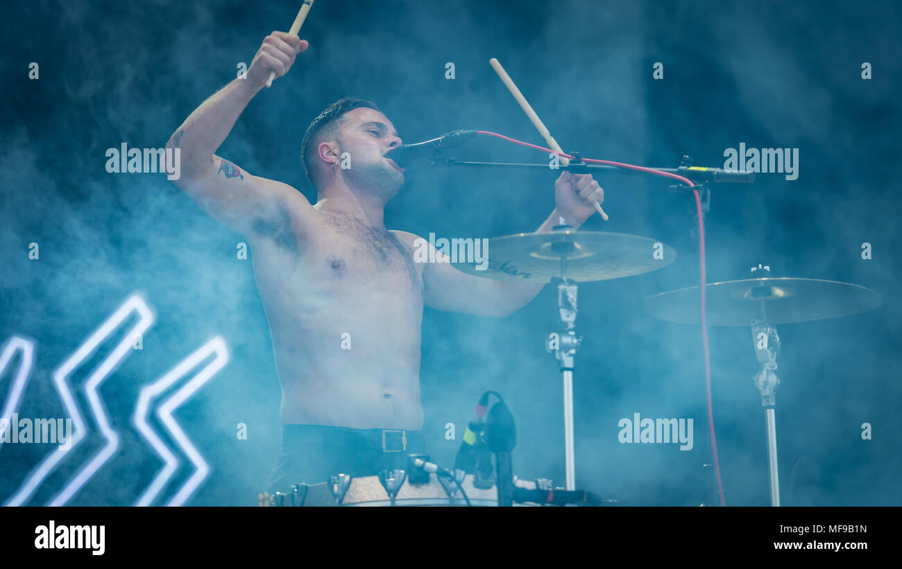 Slaves Smashing es am Sonntag Nachmittag auf der großen Bühne an der siegreichen Festival 2017 Stockfoto