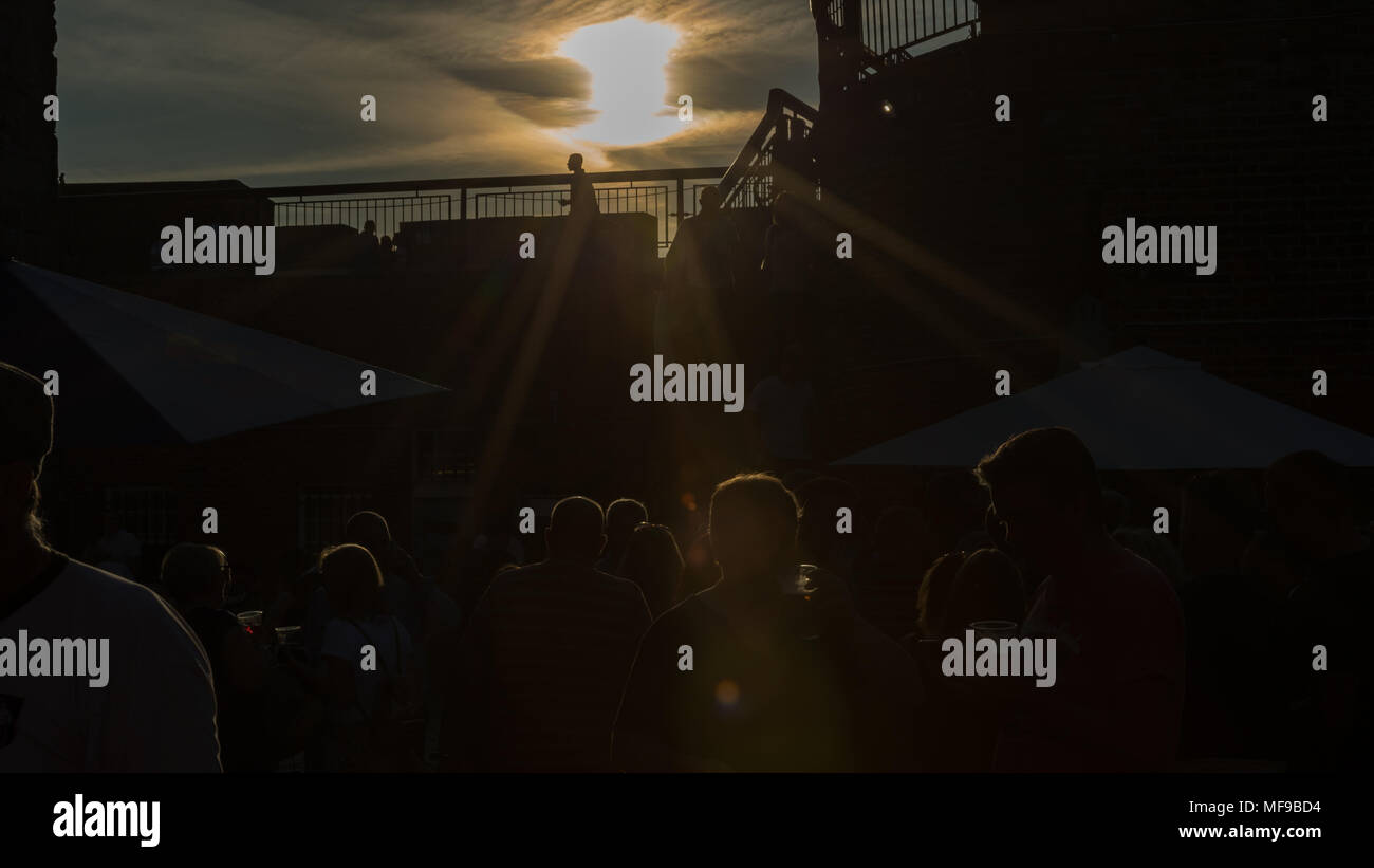 Festival gehen - ers bei siegreichen Festival 2017 einen Knall im schönen Wetter in Portsmouth, Hampshire Stockfoto