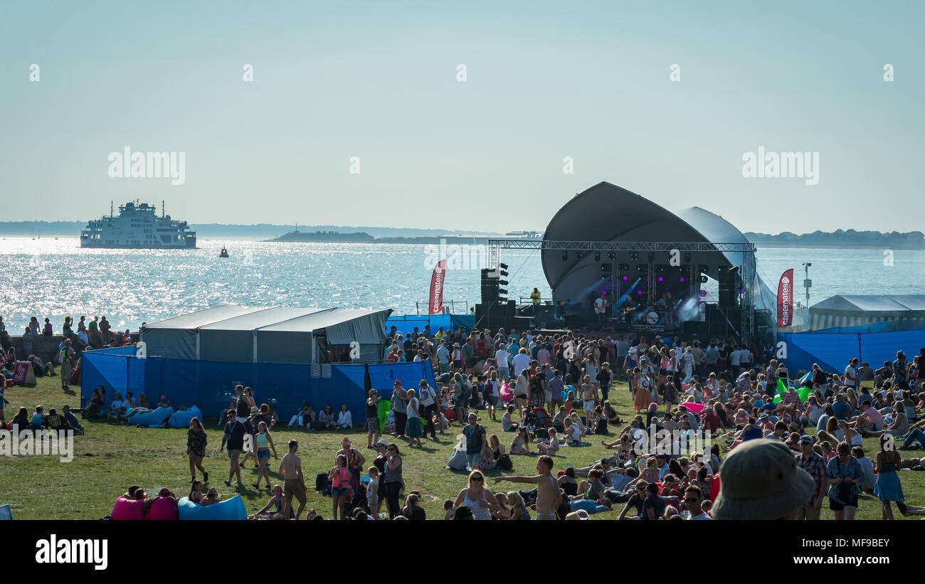 Festival gehen - ers bei siegreichen Festival 2017 einen Knall im schönen Wetter in Portsmouth, Hampshire Stockfoto