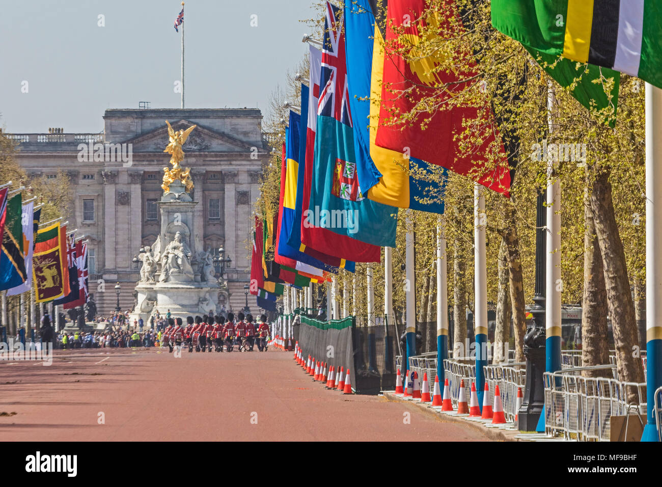 London, Westminster. Einige der fünfzig - drei Commonwealth Fahnen schmücken die Mall in der Feier der London Commonwealth Konferenz im April 2018 Stockfoto