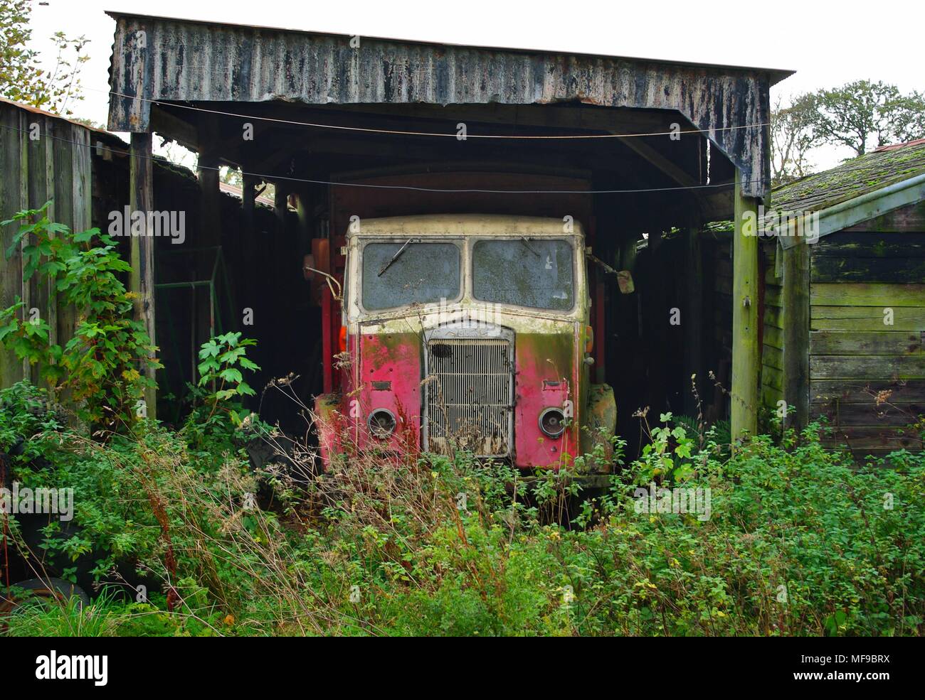 Albion Lkw verlassen in Halle Stockfoto