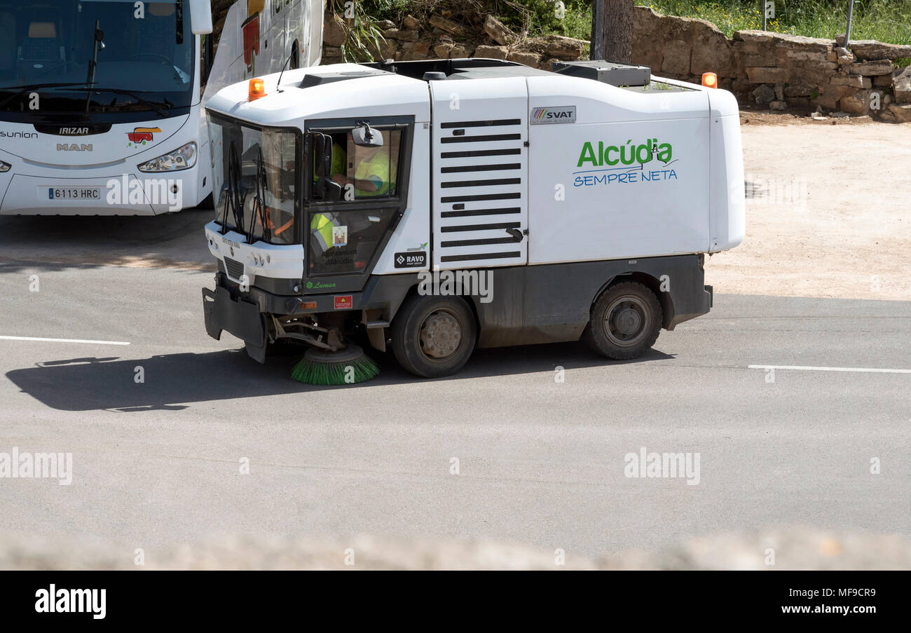 Alcudia, Mallorca, Spanien. 2018, Mechanische Street Sweeper bei der Arbeit Stockfoto