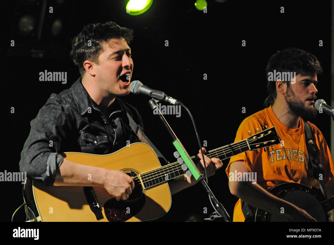 Mumford & Sons spielen in der Weisdale Halle Shetland auf einem kleinen Veranstaltungsort tour in Großbritannien 2011 Stockfoto