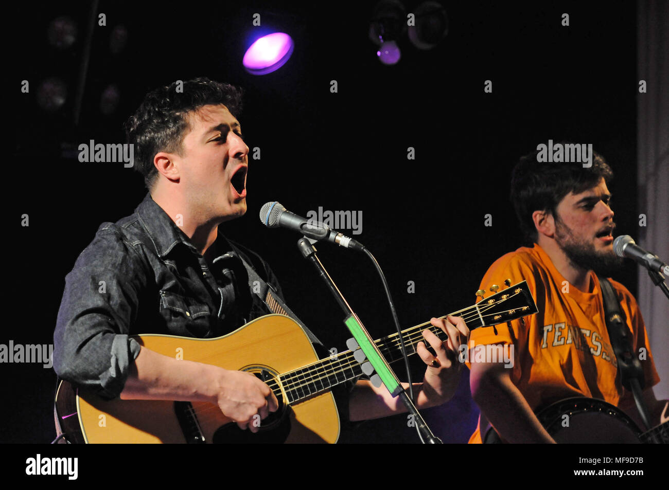 Mumford & Sons spielen in der Weisdale Halle Shetland auf einem kleinen Veranstaltungsort tour in Großbritannien 2011 Stockfoto