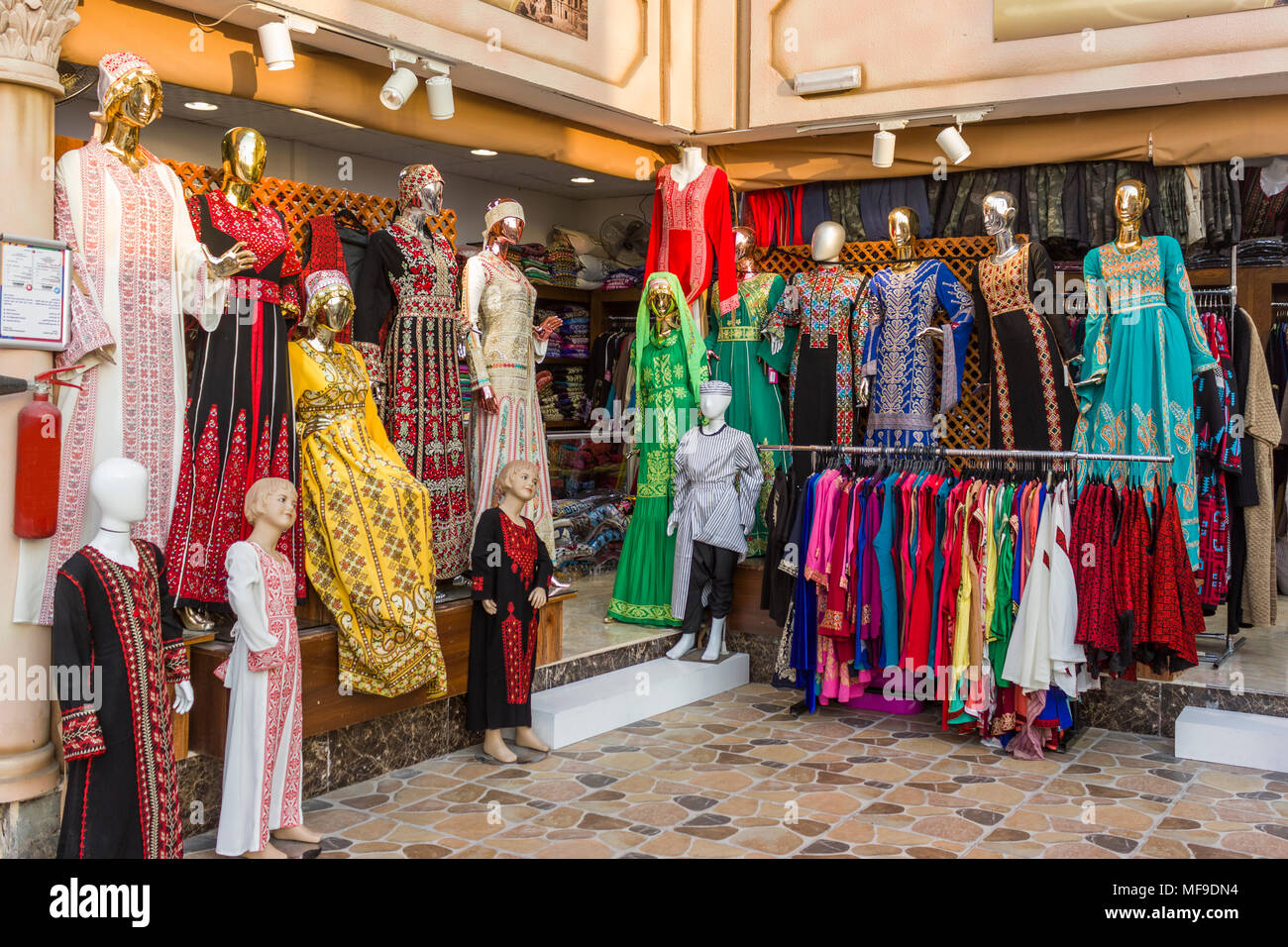 Abu Dhabi, Vereinigte Arabische Emirate - 14 April?? 2018: arabisch Clothing Store Front, Vereinigte Arabische Emirate Stockfoto