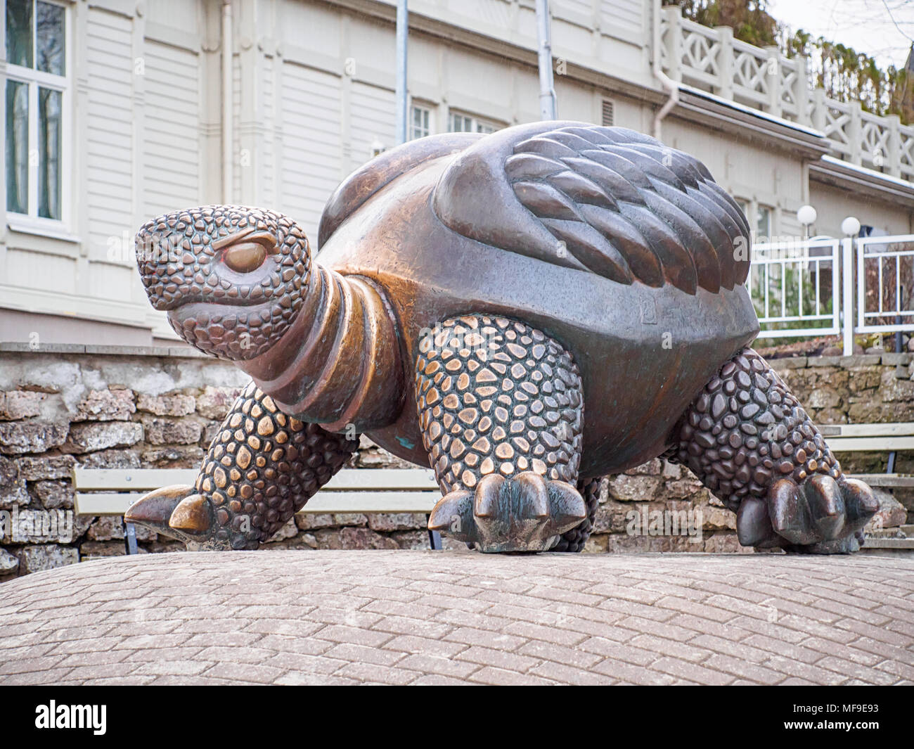 JURMALA, Lettland - 18 April 2018: Skulptur 'Brunurupucis" ("Schildkröte") von Janis Barda Stockfoto