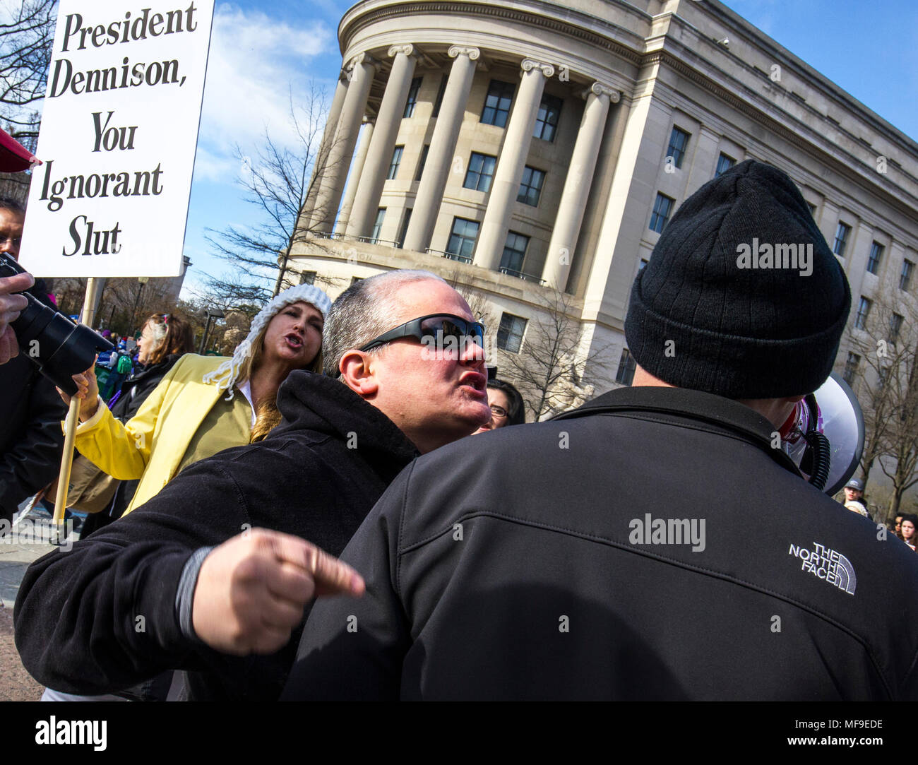 Ein wütender Demonstrant stellt einen einsamen Pro leben Unterstützer während der März für unser Leben Kundgebung gegen Waffengewalt am 24. März 2018 in Washington, DC. Stockfoto