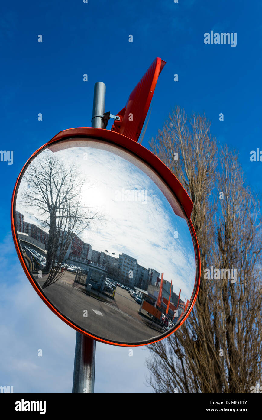 Runde Straße panorama Spiegel für Autos auf den Himmel Hintergrund  Stockfotografie - Alamy