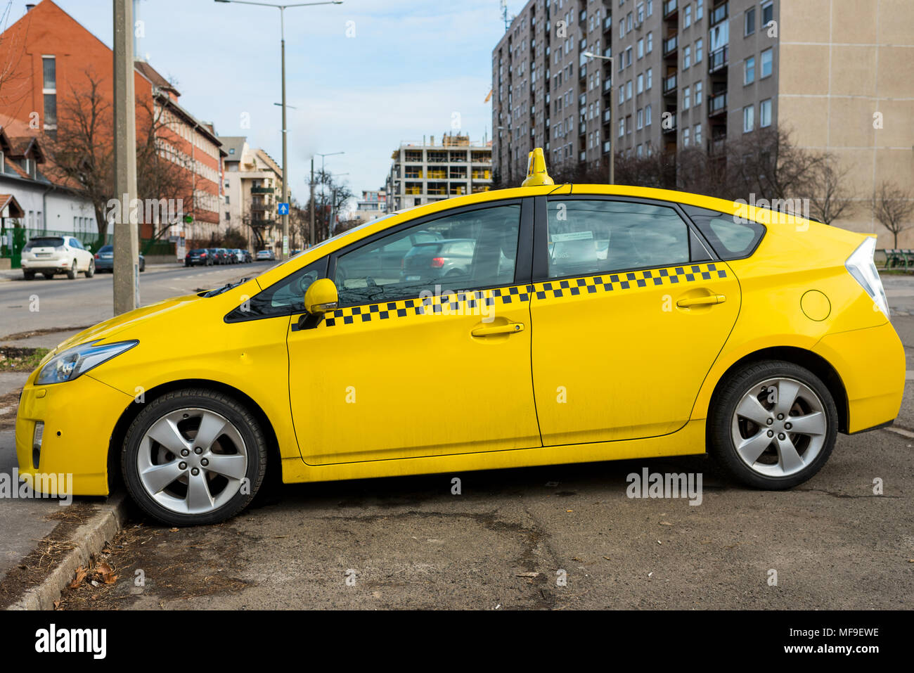 Moderne Taxi in gelber Farbe Stockfotografie - Alamy