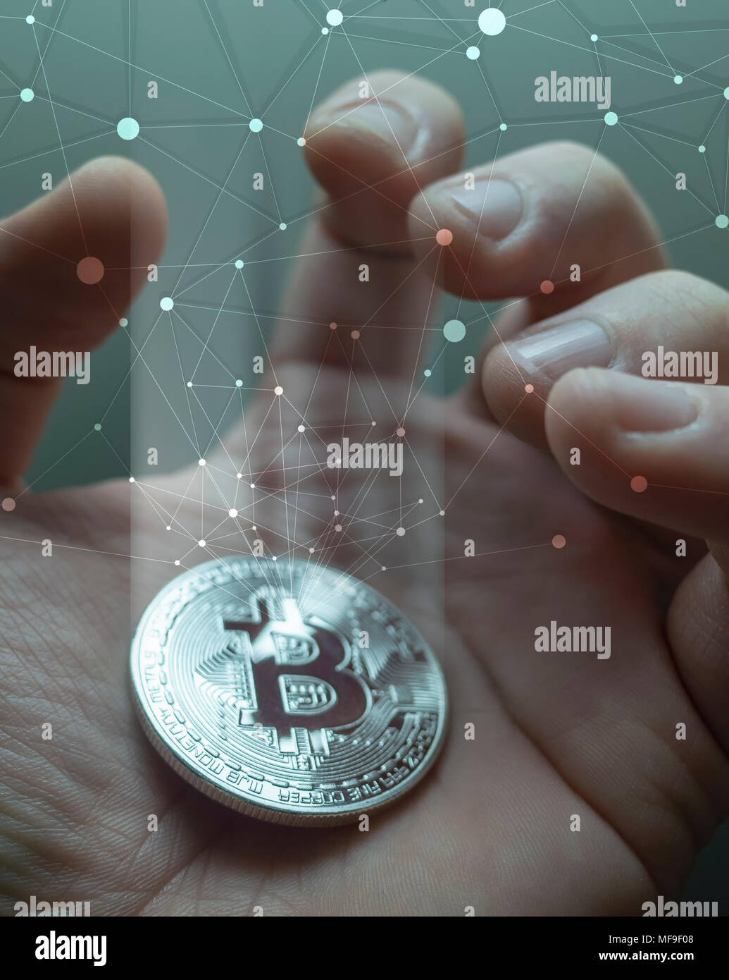 Geschäftsmann hand bitcoin Münze aus Licht Strom. Doppelt belichtete Foto. Stockfoto