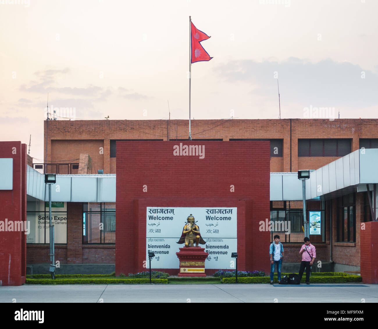 KATHMANDU, Nepal - ca. April 2017: Schild am internationalen Flughafen Tribhuvan Willkommen. Stockfoto