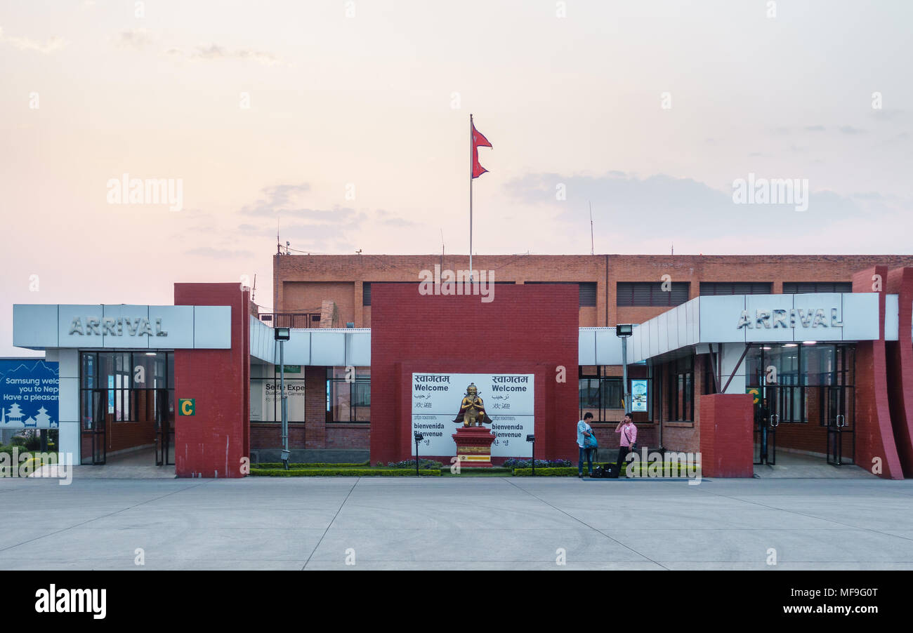 KATHMANDU, Nepal - ca. April 2017: Schild am internationalen Flughafen Tribhuvan Willkommen. Stockfoto