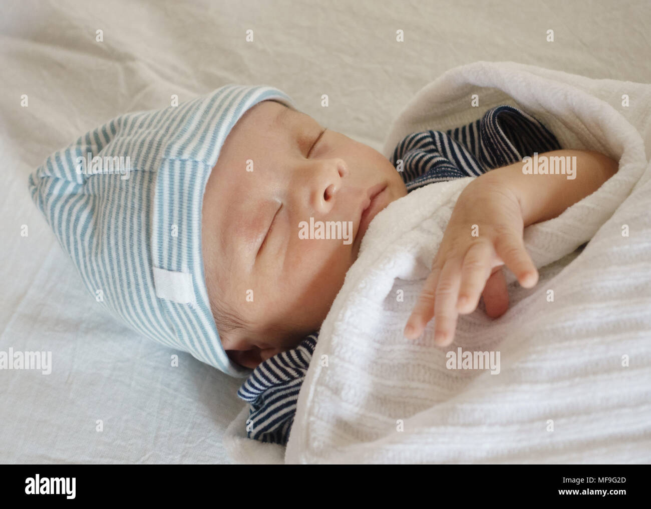 Eurasischen neugeborenes Baby schlafen auf weißen Blatt Stockfoto