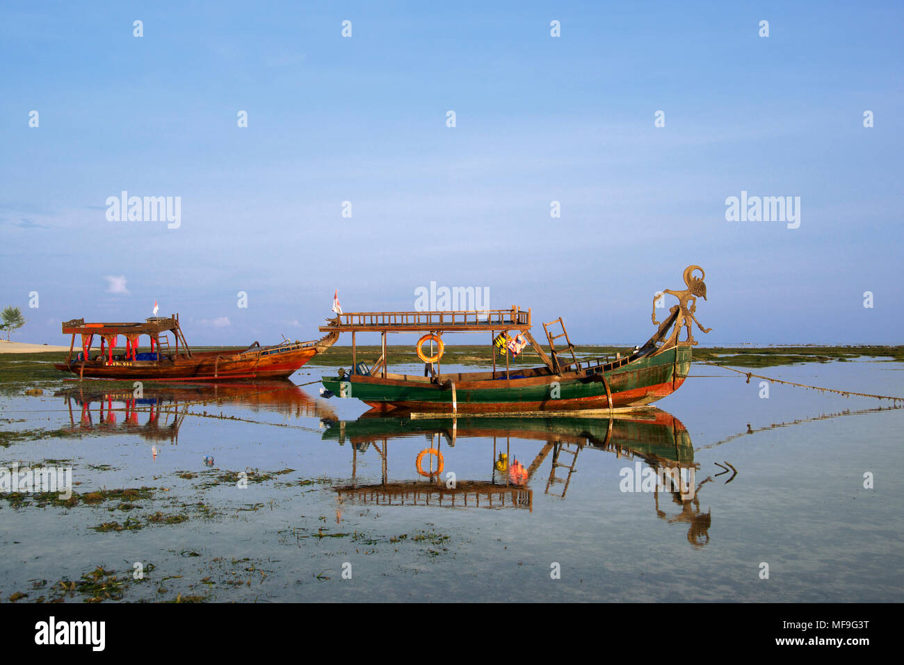 Zwei Fischerboote bei Ebbe im frühen Morgenlicht Tanjung Lombok Indonesien Stockfoto