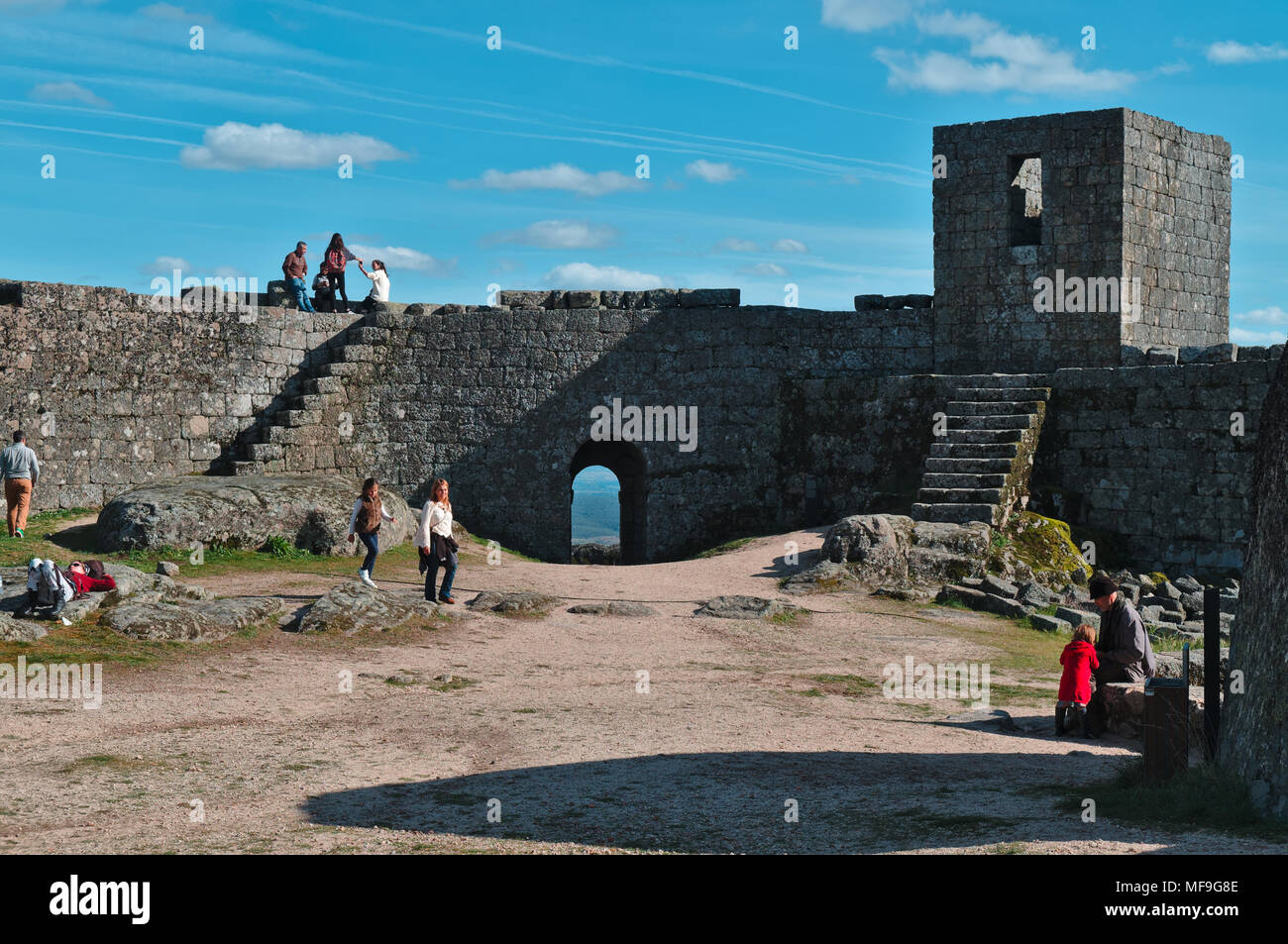 Touristen, die in das Schloss von Monsanto in Portugal Stockfoto