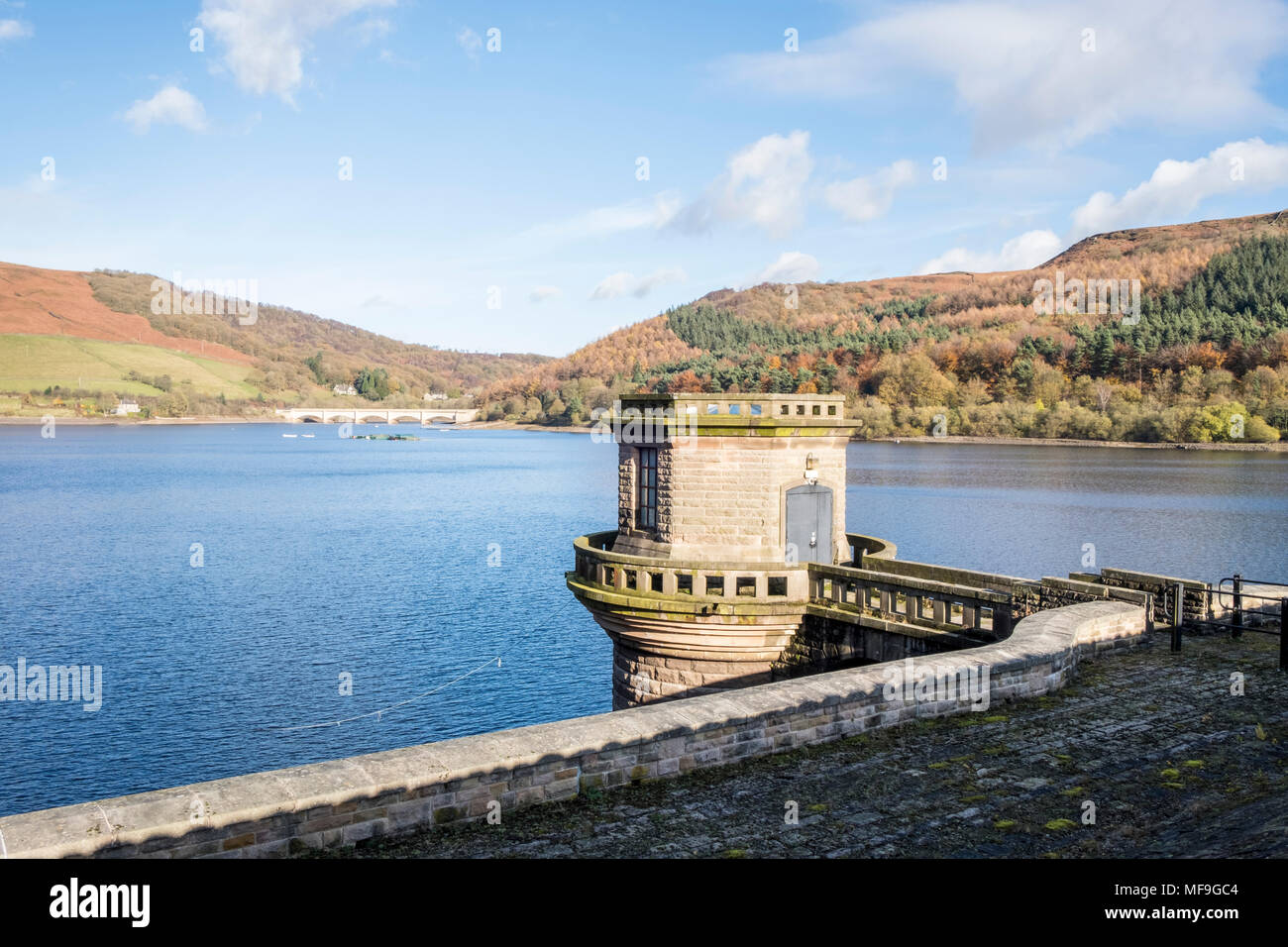 Ein Unentschieden aus Turm bei Ladybower Reservoir, Derbyshire, Peak District, England, Großbritannien Stockfoto