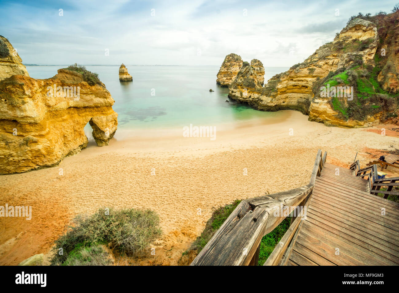 Schöne Camilo Strand mit Holzsteg absteigend zum Sandstrand in Lagos, Algarve, Portugal Stockfoto