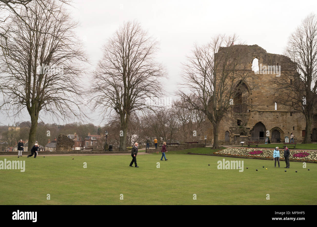 Gruppe von älteren Menschen spielen Schalen, Knaresborough, North Yorkshire, England, UK. Stockfoto