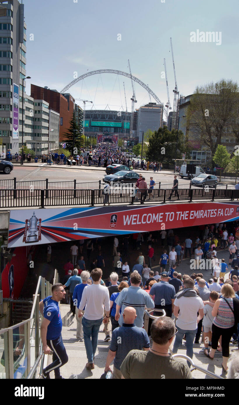 22/4/2018, Wembley, London, UK Fußball-Fans rund um den berühmten Wembley-stadion auf Empire Way ansammeln, auf dem Weg zum FA-Cup Halbfinale. Stockfoto