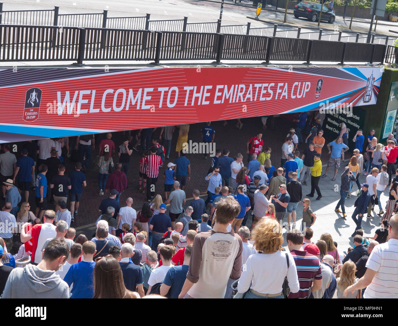 22/4/2018, Wembley, London, UK Fußball-Fans rund um den berühmten Wembley-stadion auf Empire Way ansammeln, auf dem Weg zum FA-Cup Halbfinale. Stockfoto