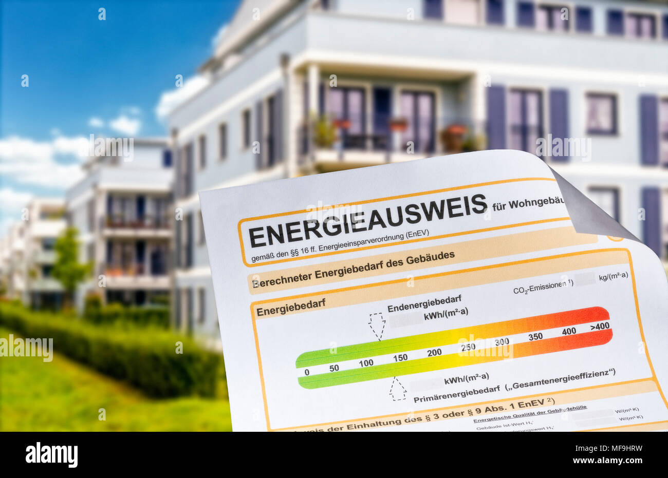 Energieausweis mit Apartment Gebäude im Hintergrund Stockfoto