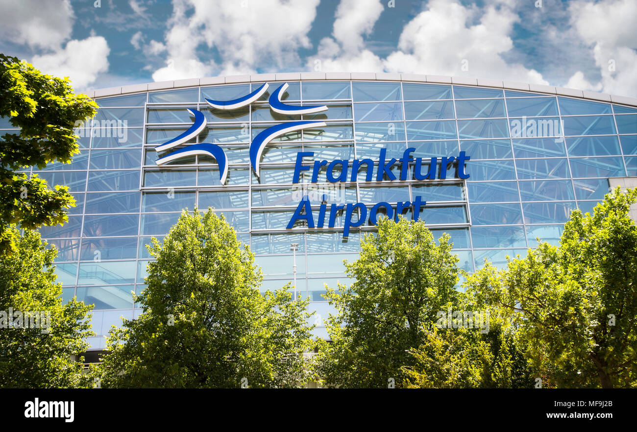 Fassade des Terminal 2 am Frankfurter Flughafen mit der Fraport logo Stockfoto