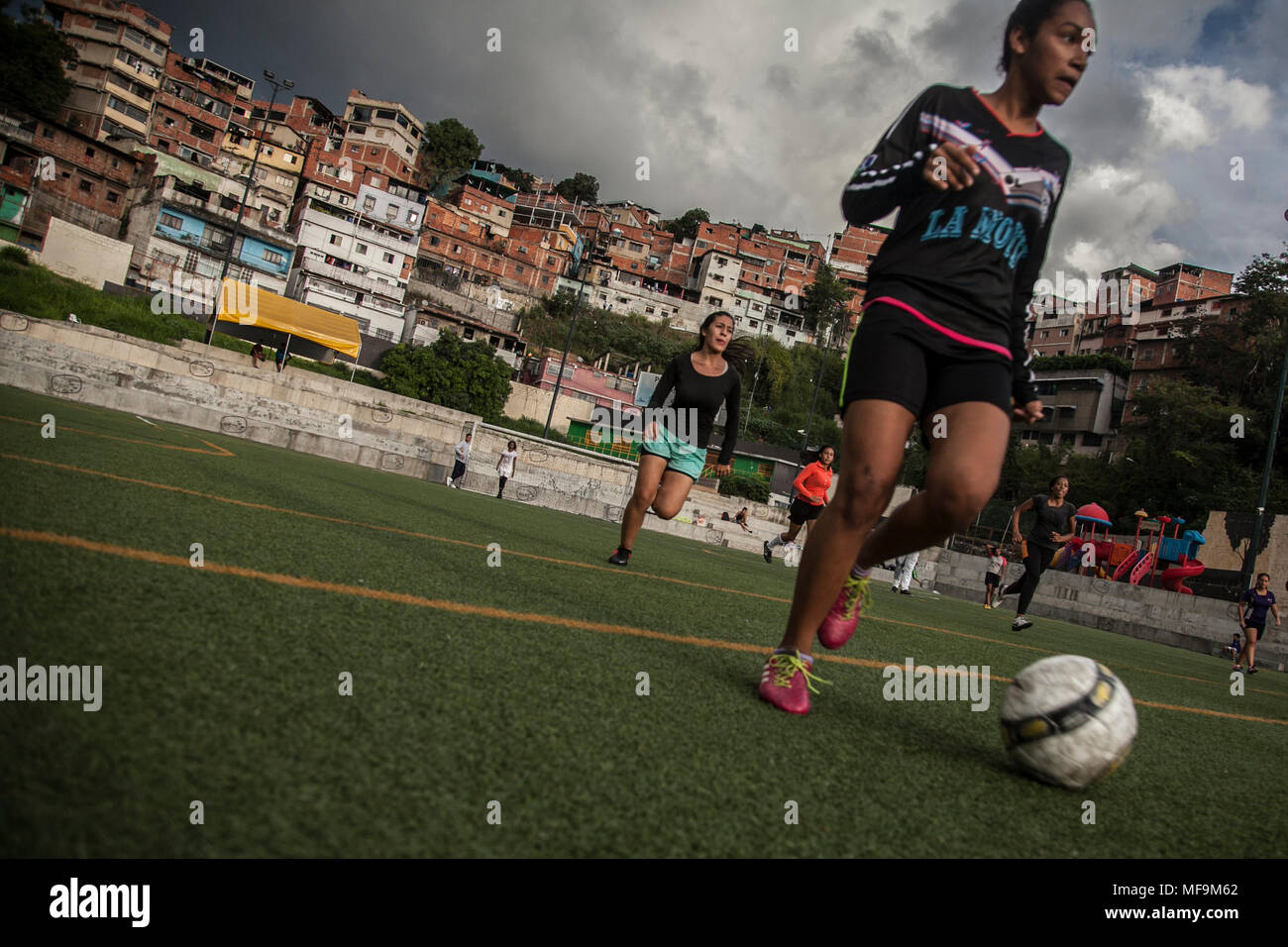 Junge Mädchen gesehen, Fußball zu spielen. "Leidenschaft Petare" ist ein Verband aus den Favelas von Petare in Caracas junge Generation schafft Werte und Praxis Sport mit anderen zu helfen, um zu vermeiden, dass sie auf der Straße den ganzen Tag, der Verein "regroup 20 verschiedene Sport für etwa 3000 junge Menschen aus den Petare Bezirk, der an einem der gefährlichste Ort im ganzen Land betrachtet wird. Stockfoto