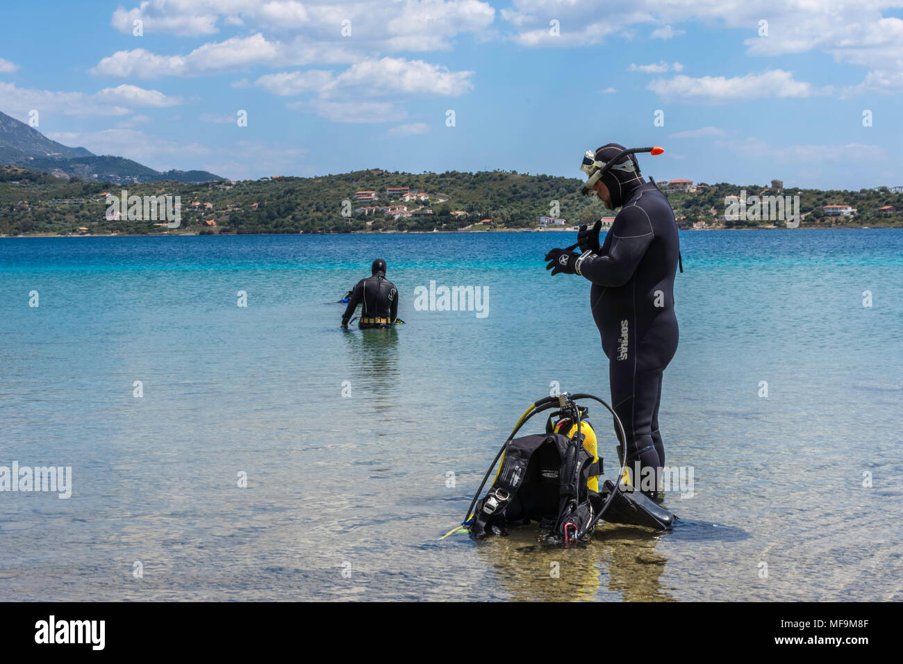 Eine Gruppe von Tauchern Vorbereitung das Meer zu reinigen Stockfoto