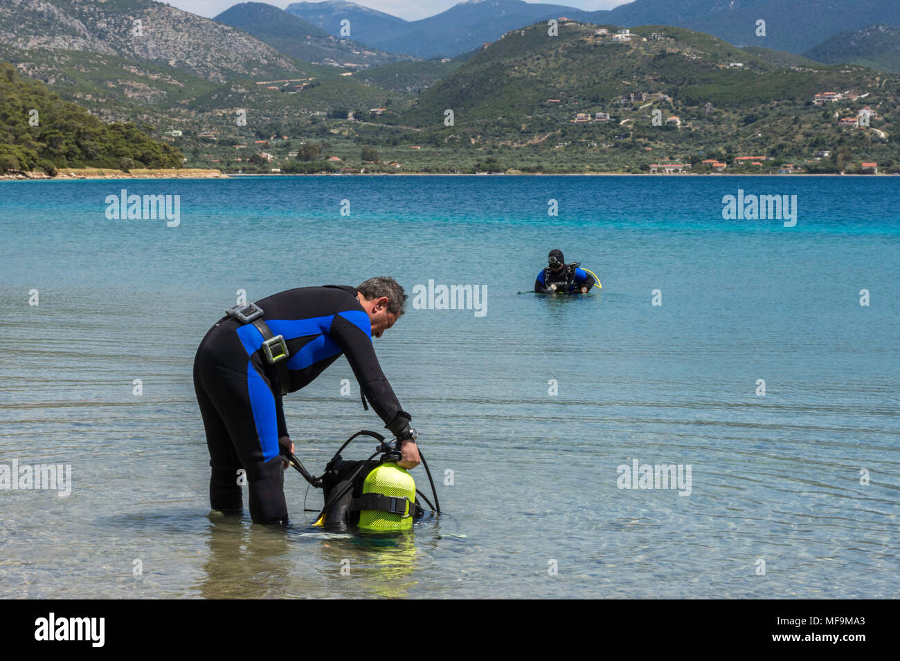 Eine Gruppe von Tauchern Vorbereitung das Meer zu reinigen Stockfoto