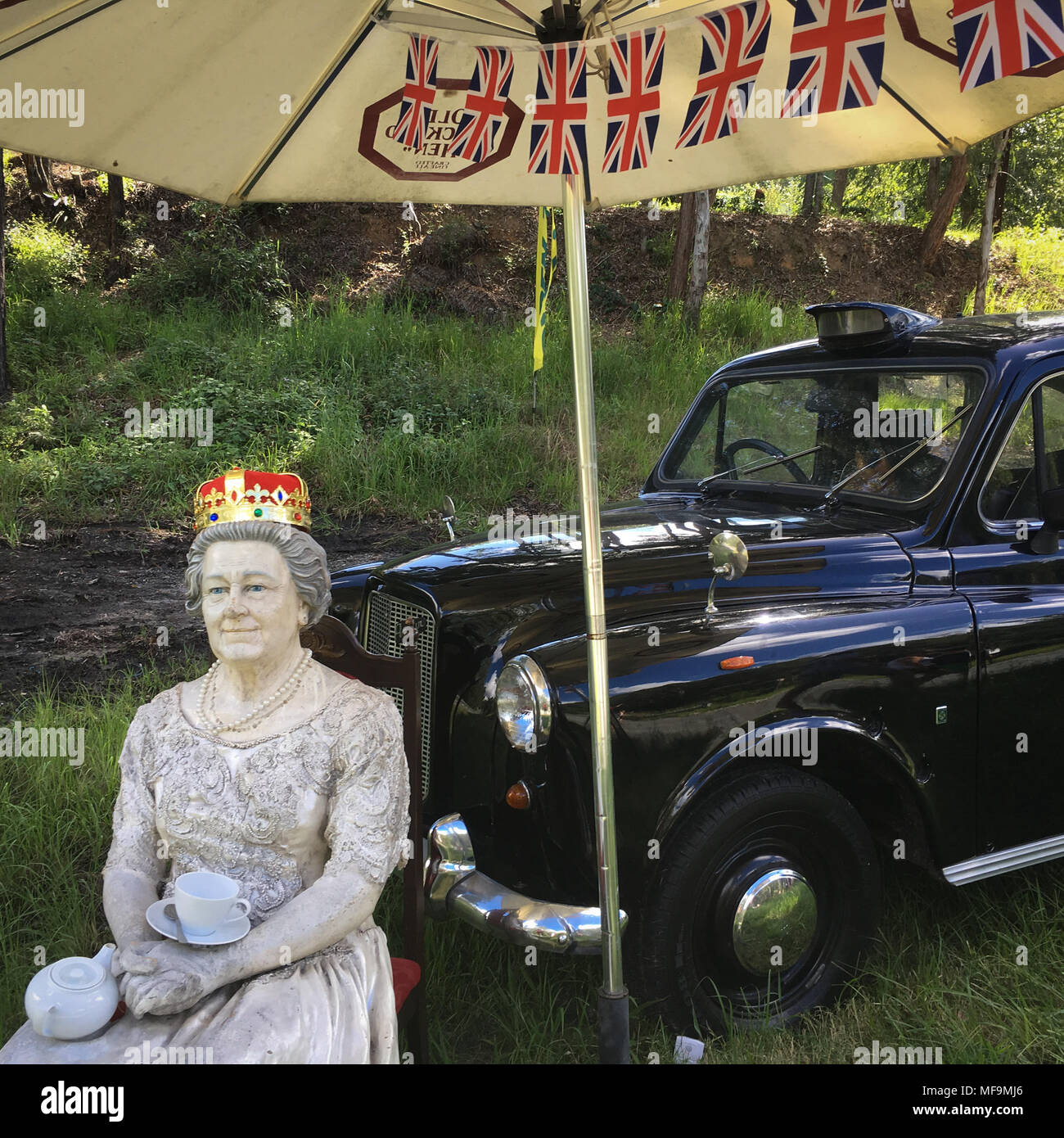 Ein Modell von Königin Elizabeth II. und ein London Taxi, außerhalb einer Kneipe in Australien, am 1. April 2018. Stockfoto