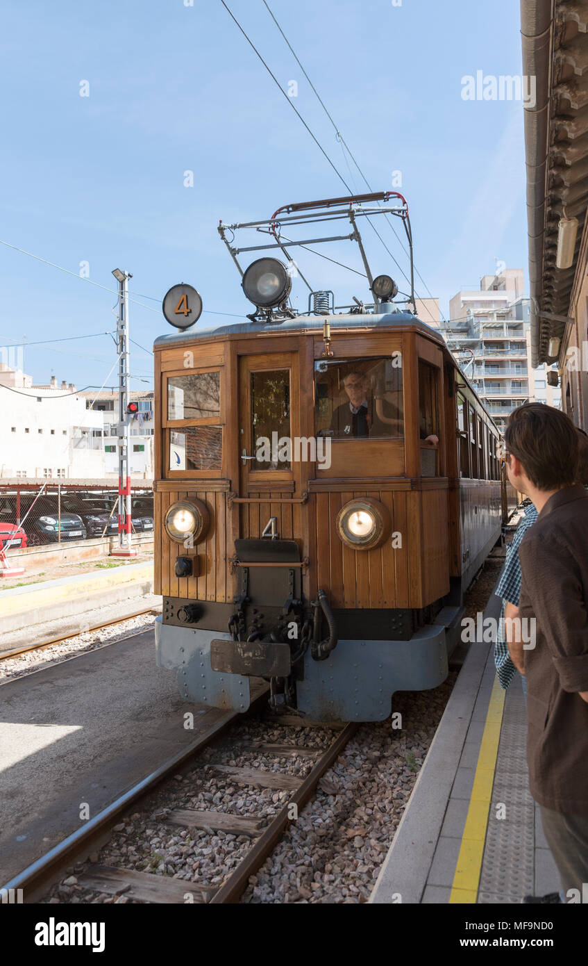 Palma de Mallorca, Spanien. 2018. Vintage Electric dem Zug von Soller auf die schmale Plattform in Palma Stockfoto