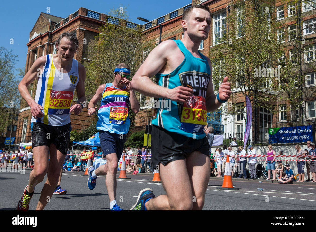 London, Großbritannien. 22. April 2018. Keith Dowson (l, Sevenoaks AC), Ian Howard (c, Itchen Spitfires RC) und Edward Porter (r, Plymouth Geländeläufer) konkurrieren in Stockfoto