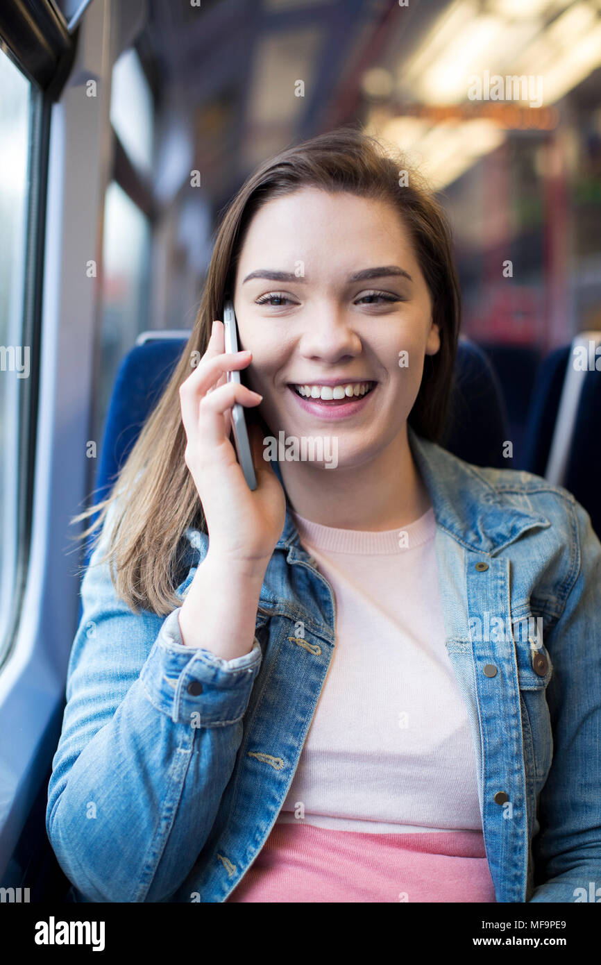 Junge Frau Gespräch am Handy während der Fahrt Stockfoto