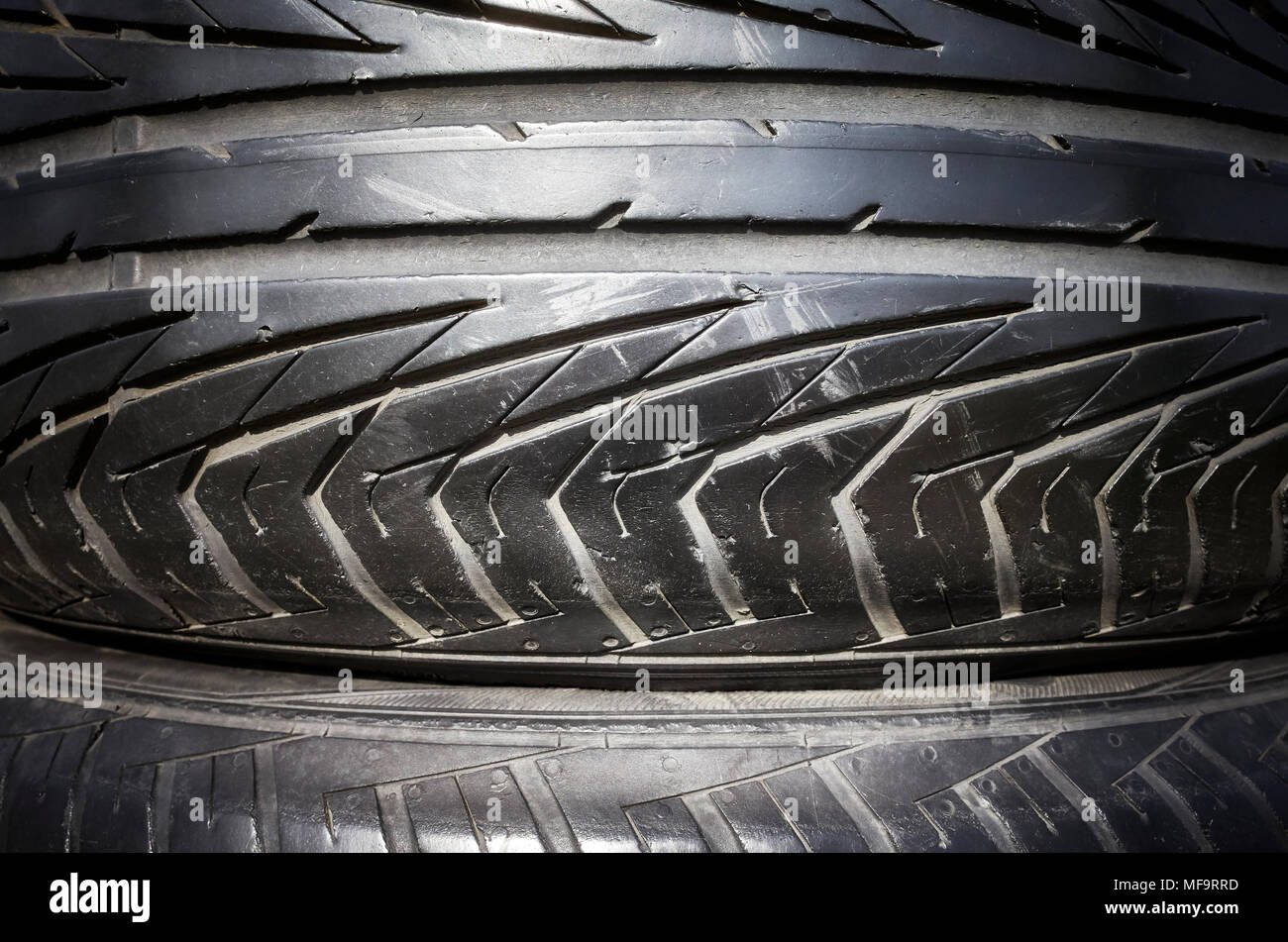 Nahaufnahme Bild eines schwarzen PKW-Reifen. Stockfoto