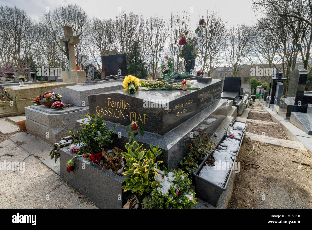 Grab von Edith Piaf auf dem Friedhof Père Lachaise, dem größten und meistbesuchten Friedhof in Paris, Frankreich Stockfoto