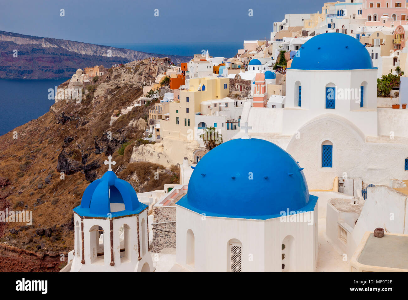 Farbige Kirchenkuppeln und Gebäude von Oia auf der Insel Santorini, Kykladen, Griechenland Stockfoto