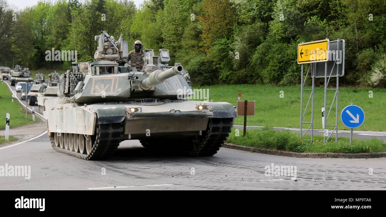 Us-Soldaten aus dem 2. gepanzerte Brigade Combat Team, 1.Infanterie Division, Antrieb M1A2 Abrams Panzer und andere Fahrzeuge von der Grafenwöhr Training Area zu Hohenfels, Deutschland, April 23, 2018, 23. April 2018. Zum ersten Mal seit 15 Jahren, die US-Armee führte eine Brigade-gepanzerten taktische Straße März auf deutschen Straßen als Teil der Übung kombinierte Lösung X. (U.S. Armee Foto: Staff Sgt. Kathleen V. Polanco). () Stockfoto