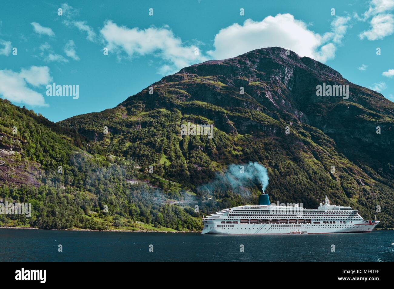 Cruiser im Fjord während der Bootsfahrt Stockfoto