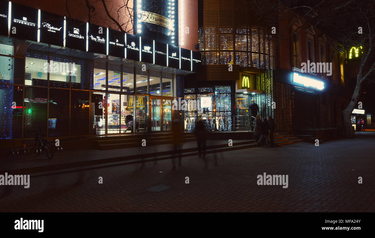 Gelendzik, Russland - Februar 01, 2018: Moderne Einkauf-center und Macdonalds an nigth in der Stadt. Stockfoto