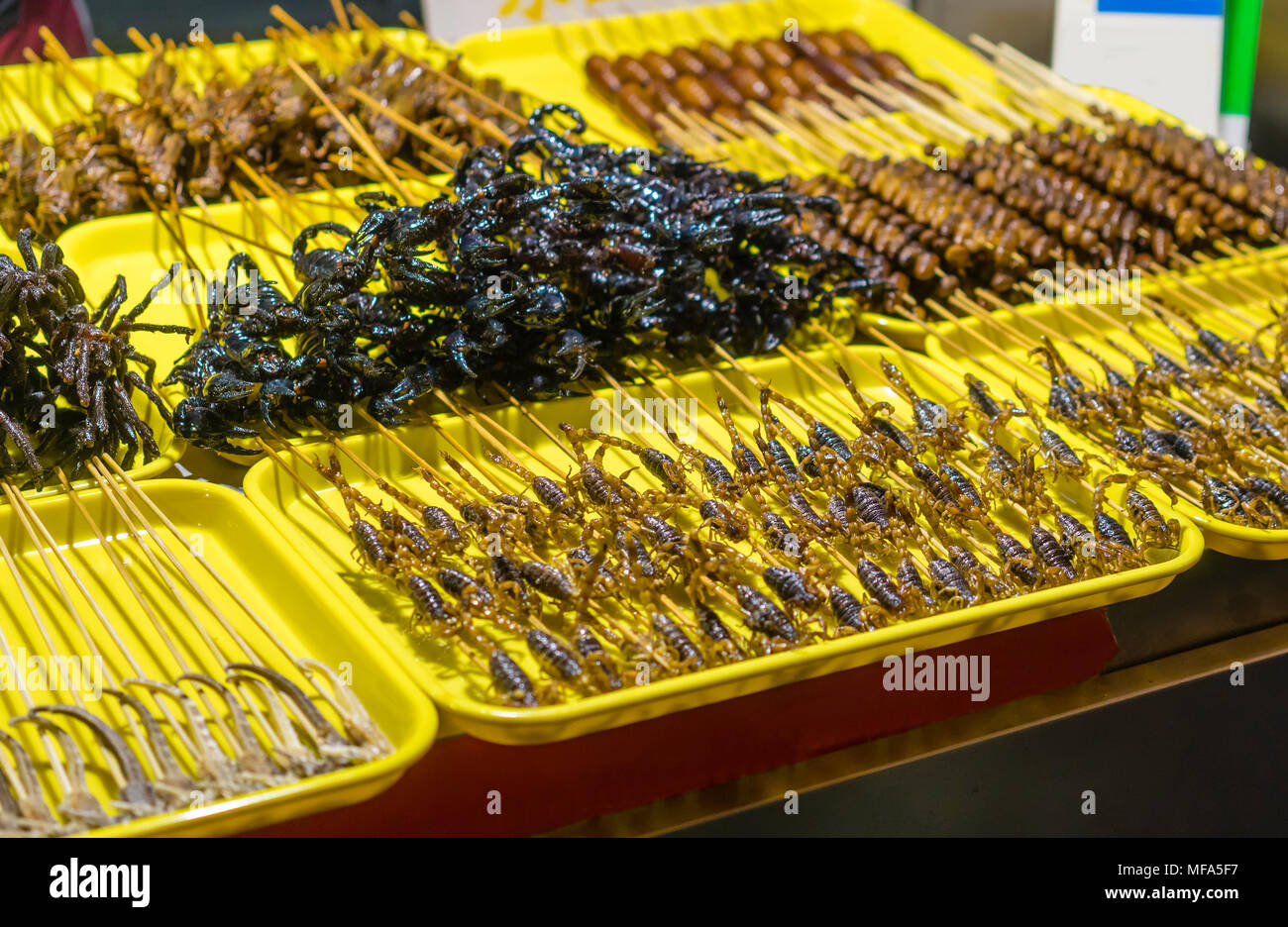Gebratene scorpion zum Verkauf zu einem Essen in China Abschaltdruck Stockfoto