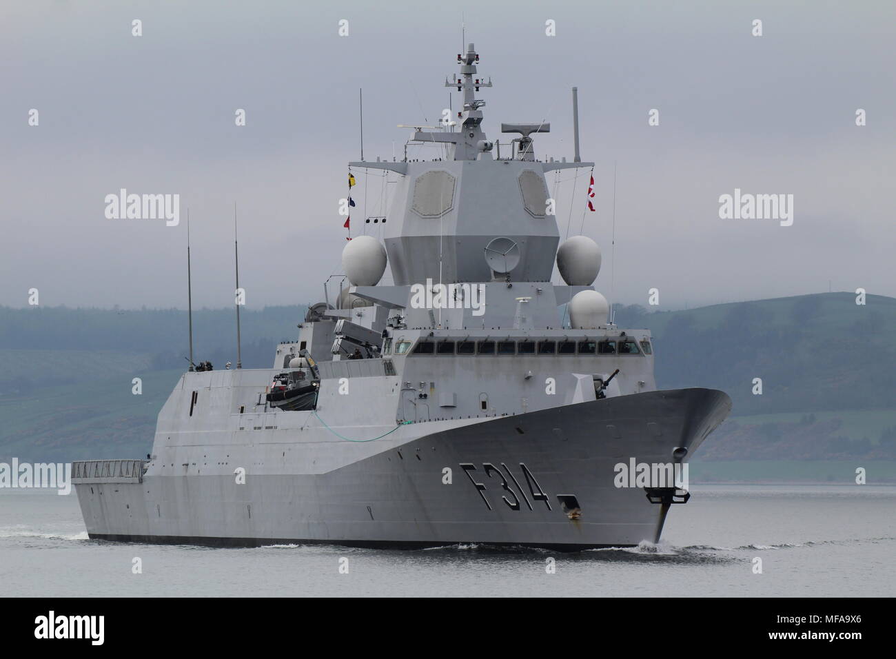 KNM Thor Heyerdahl (F 314), eine Fridtjof Nansen-Klasse Fregatte der norwegischen Marine, vorbei an Greenock bei der Ankunft für Übung gemeinsame Krieger 18-1. Stockfoto