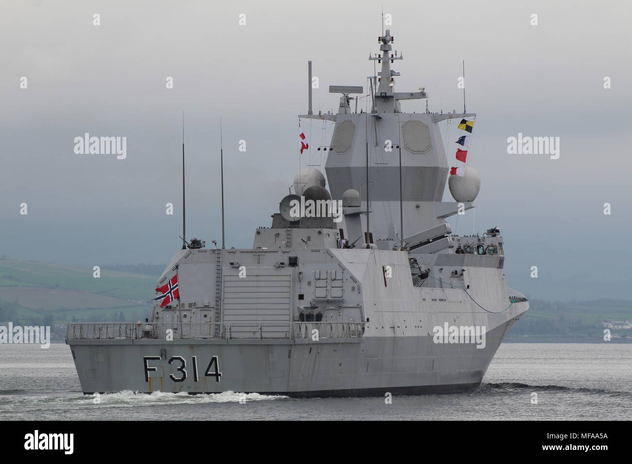 KNM Thor Heyerdahl (F 314), eine Fridtjof Nansen-Klasse Fregatte der norwegischen Marine, vorbei an Greenock bei der Ankunft für Übung gemeinsame Krieger 18-1. Stockfoto