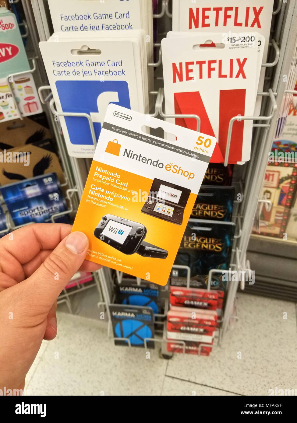 MONTREAL, KANADA - 31. MÄRZ 2018: eine Hand mit einem Nintendo Prepaid  Karte. Nintendo eShop ist eine digitale Distribution Service von Nintendo  Netz mit Strom versorgt Stockfotografie - Alamy